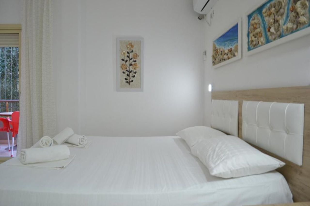 Seashell Art Decor Studio Modern,cosy,parking