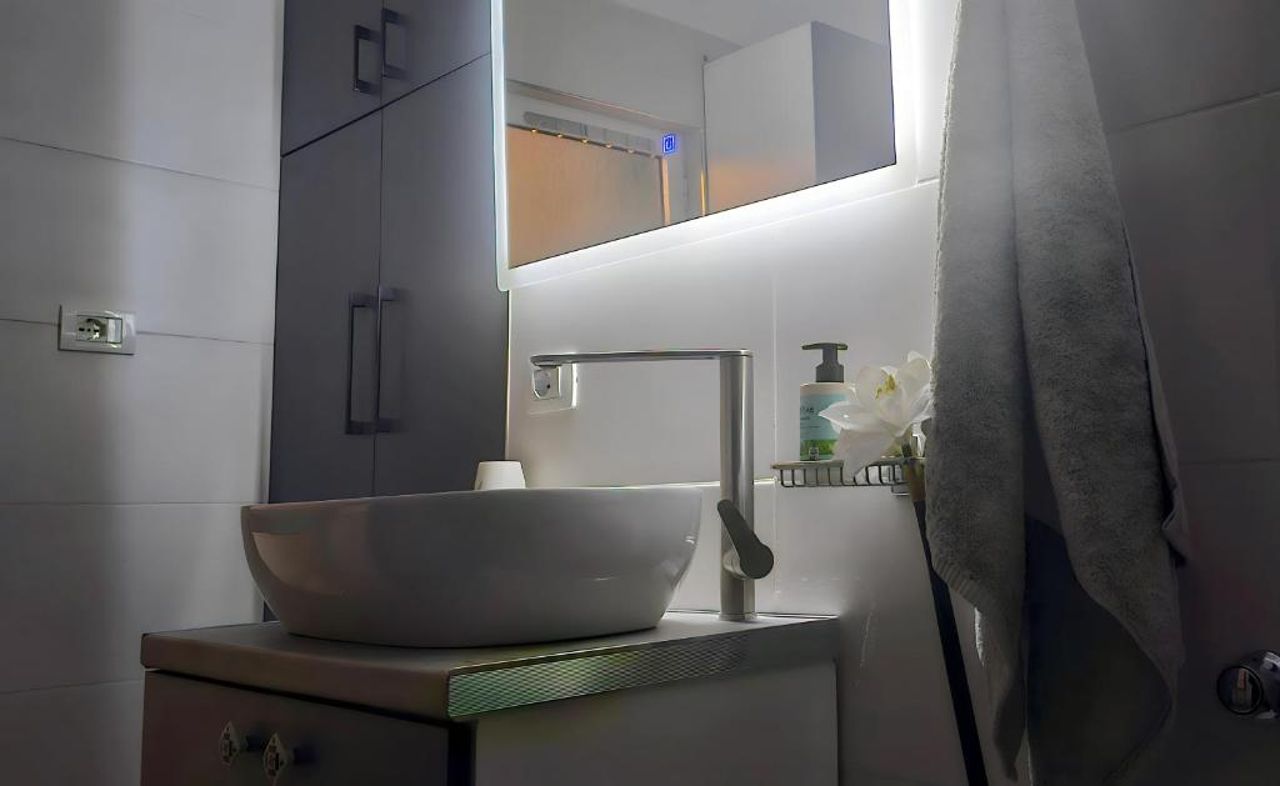 Nuçi's Place 2, entire sunny apartment with balcony