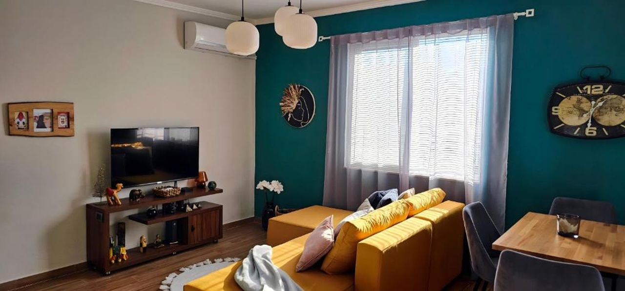 Nuçi's Place 2, entire sunny apartment with balcony