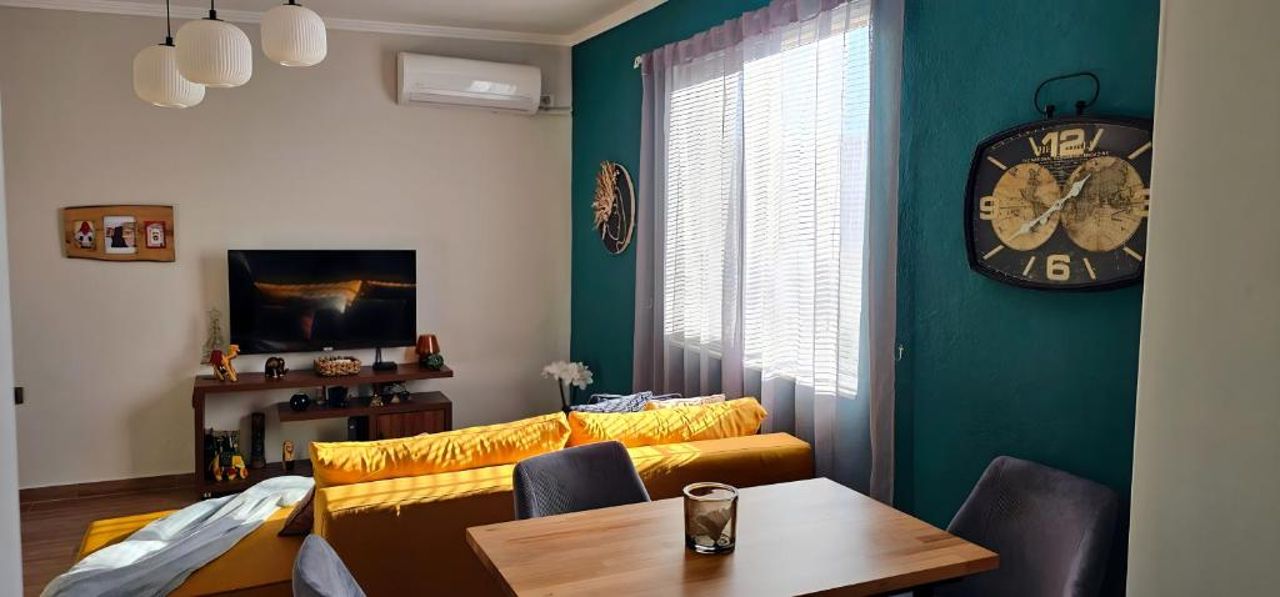 Nuçi's Place 2, entire sunny apartment with balcony