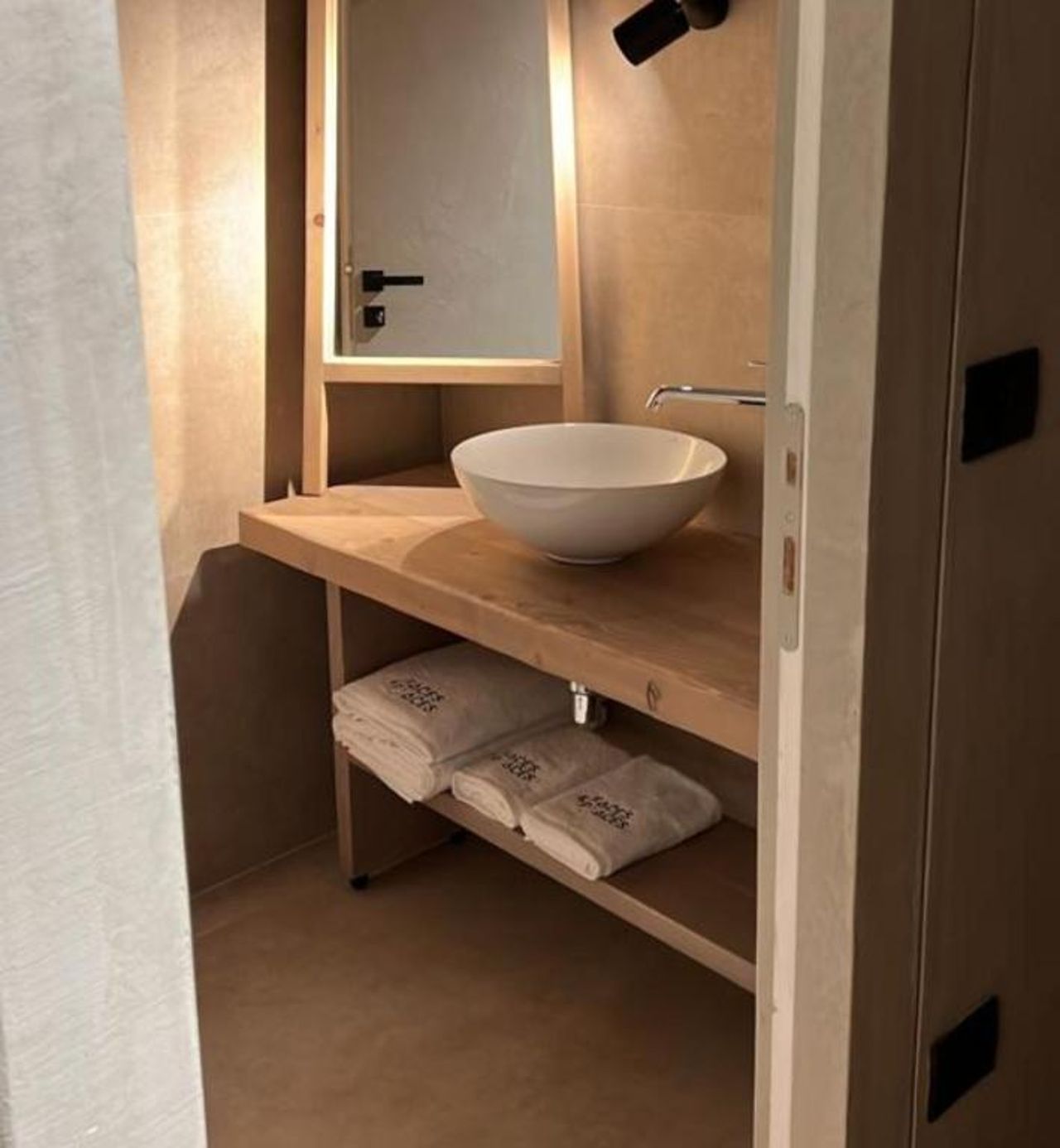 Faces & Places Boutique Hotel