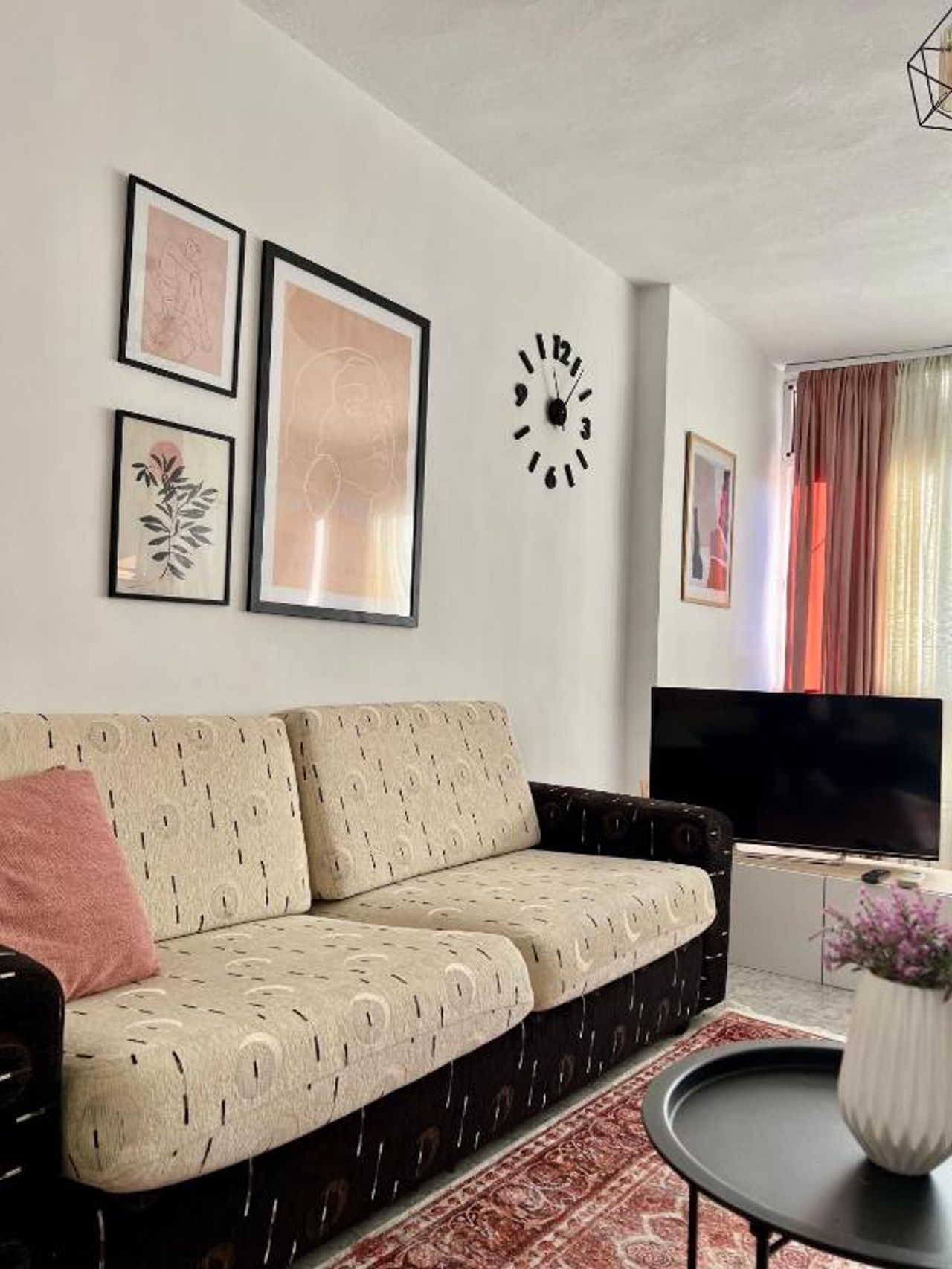 Stay in Tirana Sunny Apartment Located in Center 02