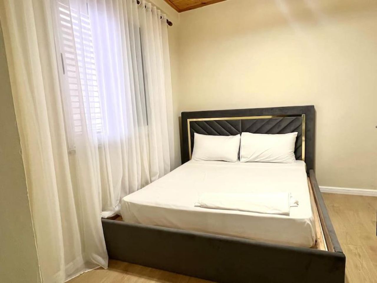 Quiet Comfortable 3 bedroom home with pool, Scutari