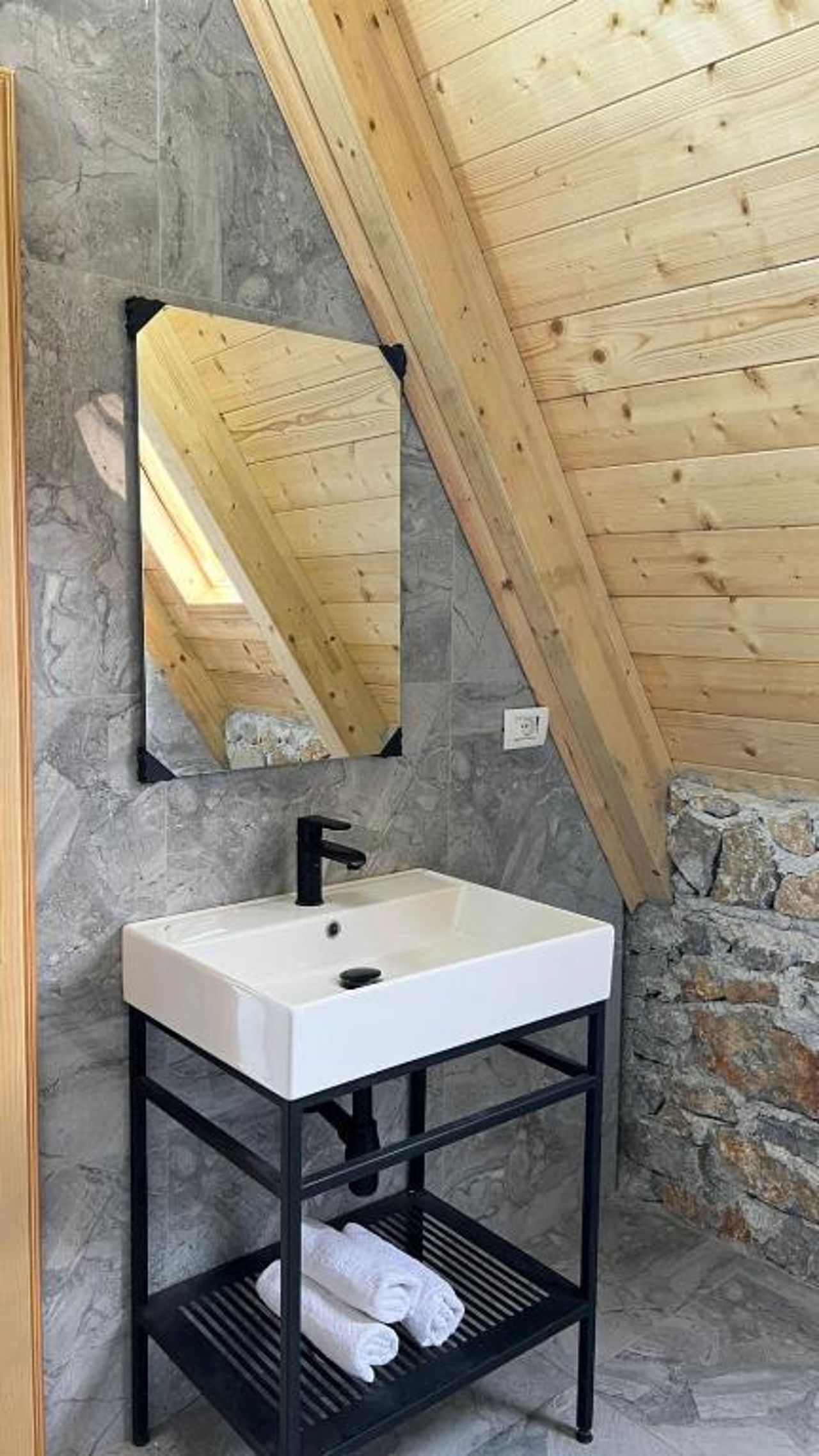 Windmill Shkodra Gesthouse Camping & Grill