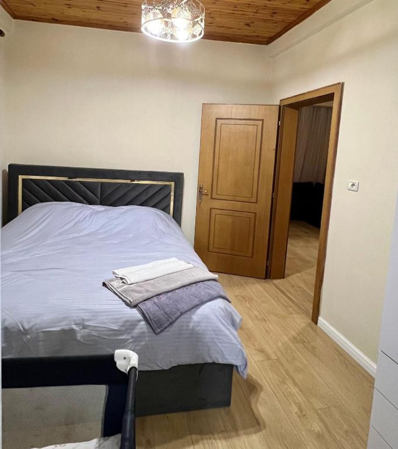 Quiet Comfortable 3 bedroom home with pool, Scutari