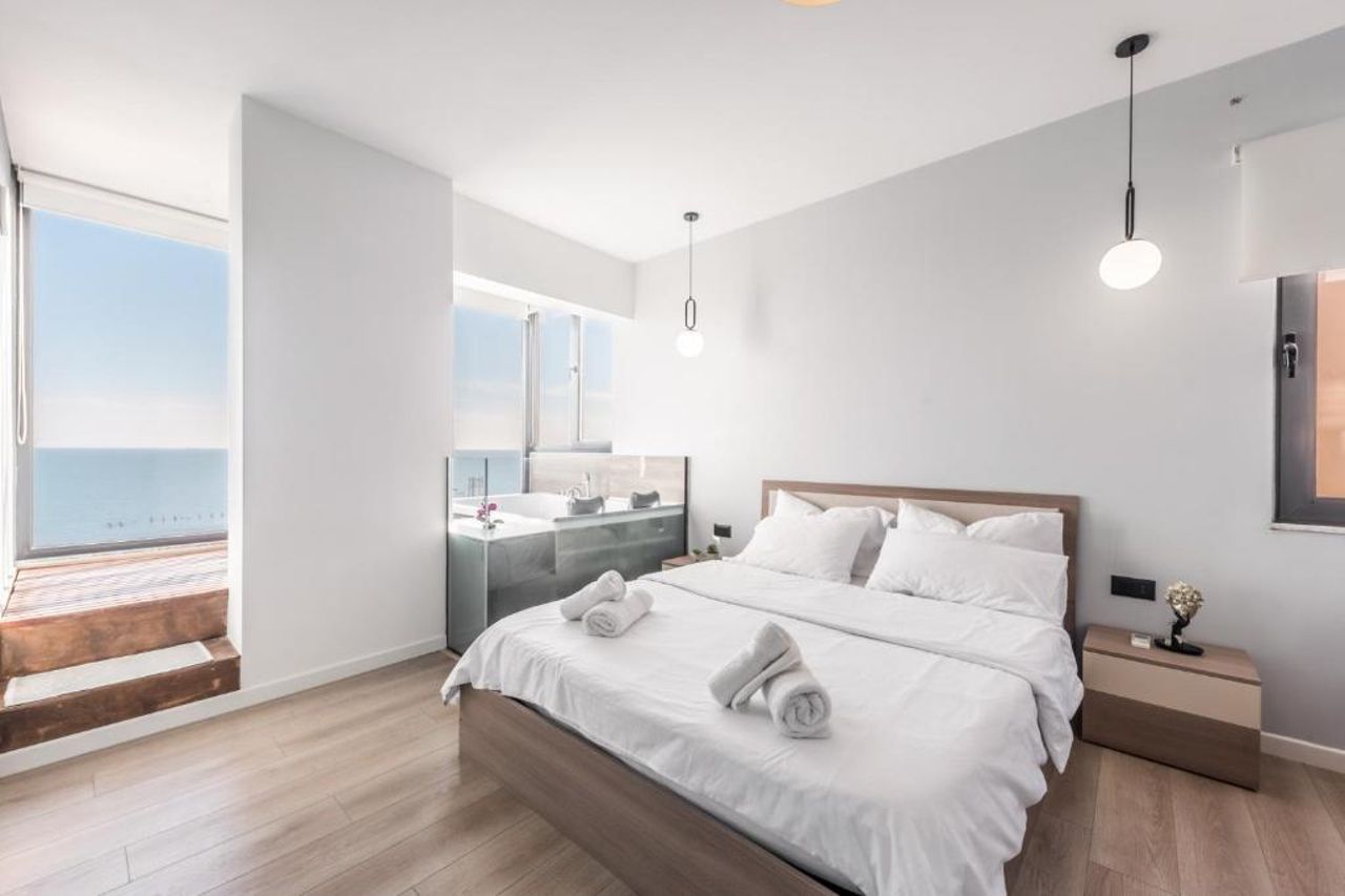 Luxurious Seaview Apartment with Jacuzzi