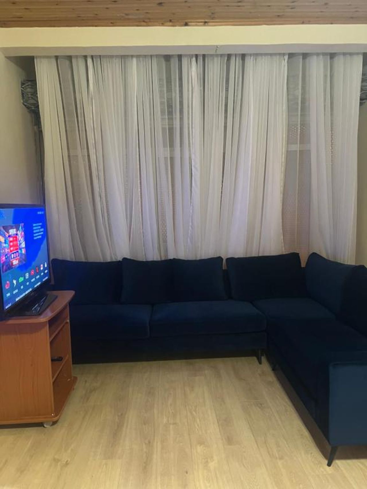 Quiet Comfortable 3 bedroom home with pool, Scutari
