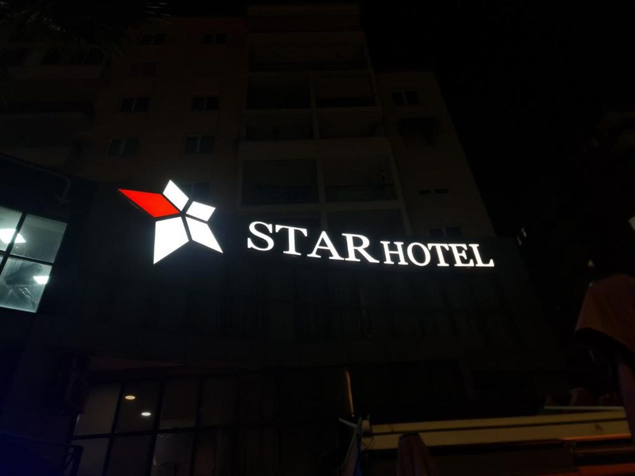 Star Hotel astir