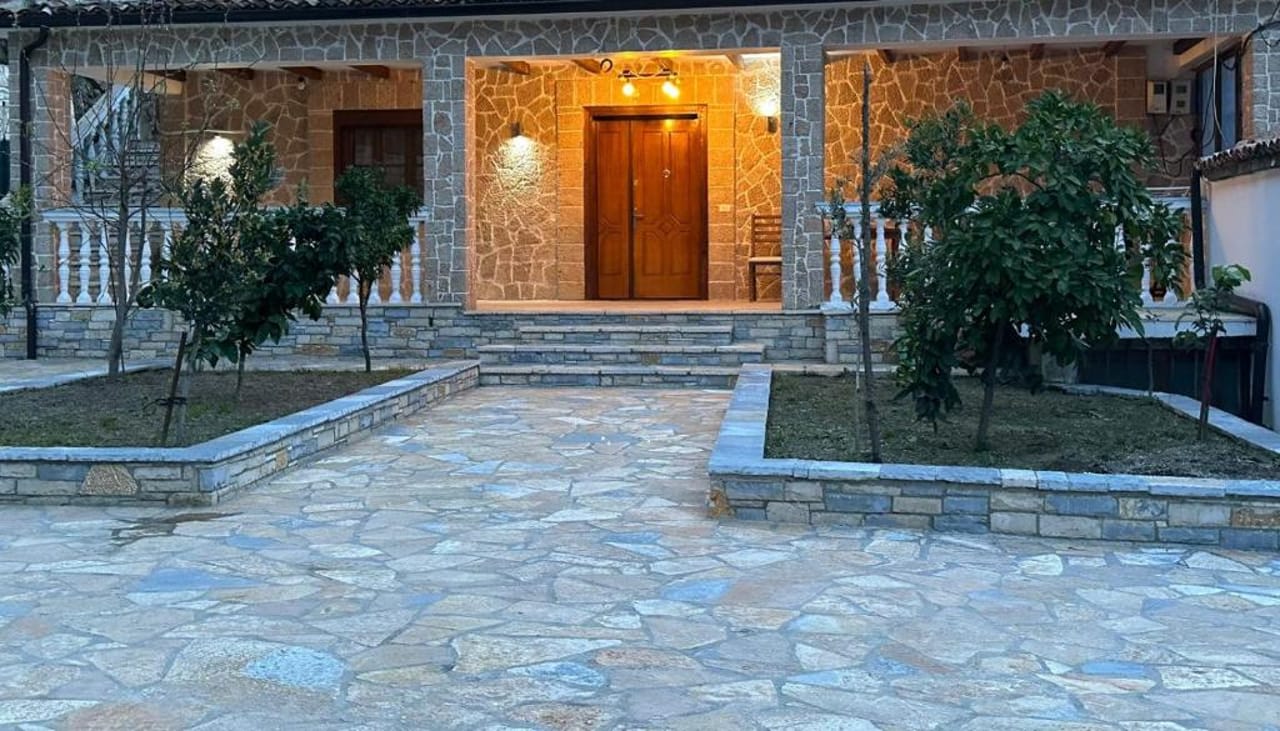 Eni entire guesthouse parking on site