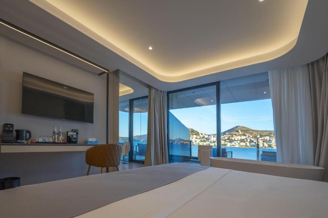 Yacht Premium Hotel