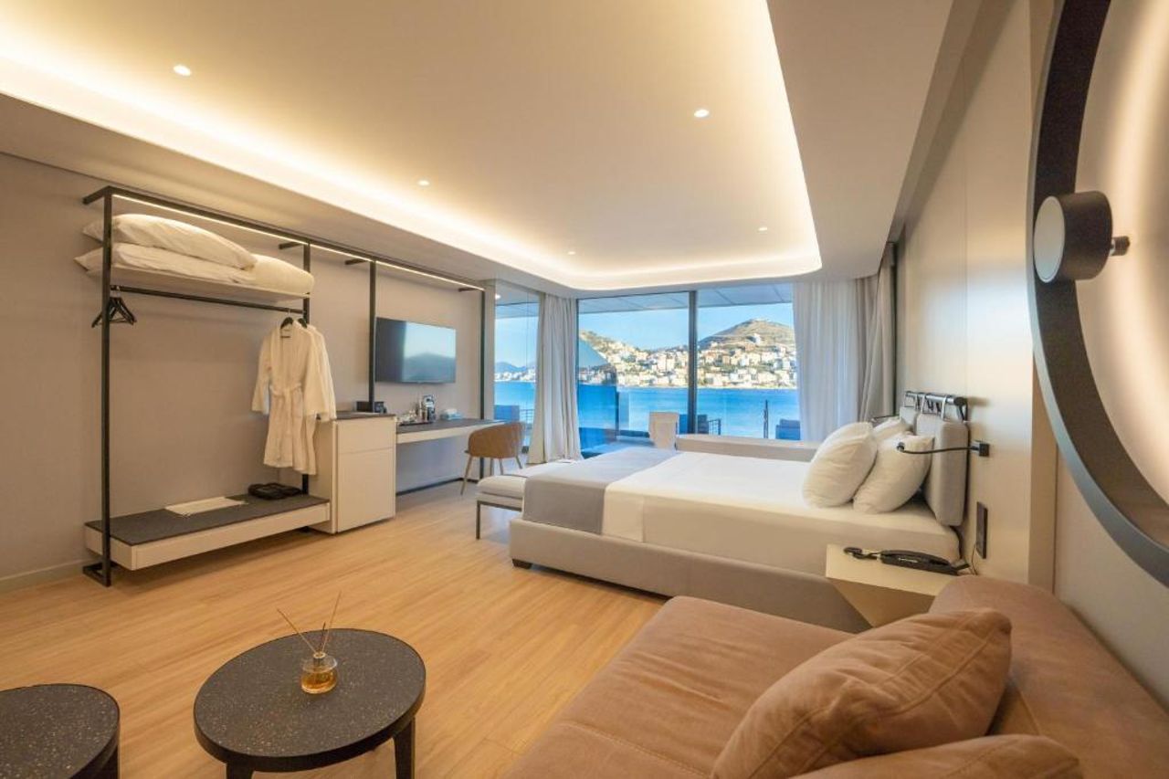 Yacht Premium Hotel