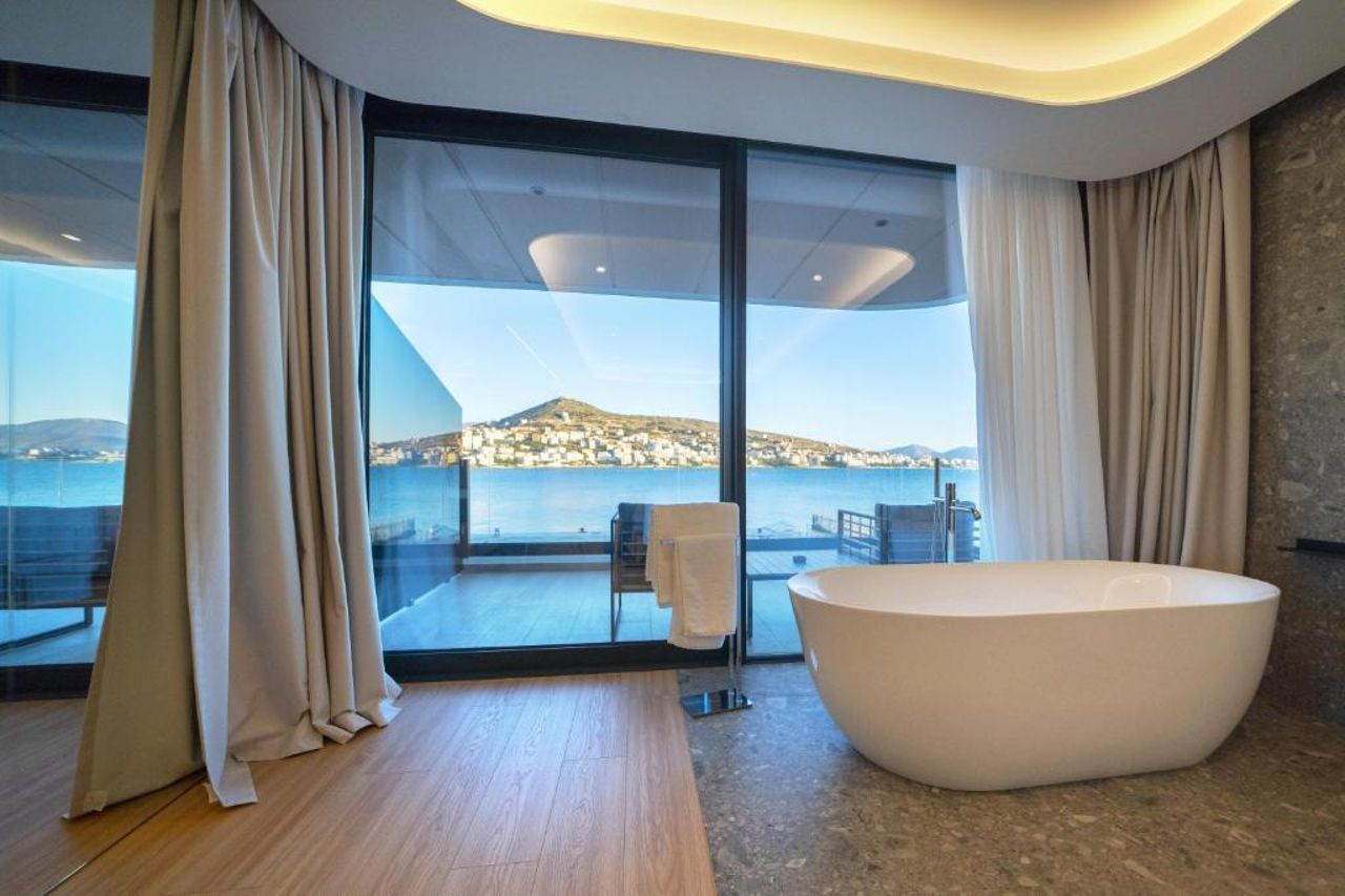 Yacht Premium Hotel