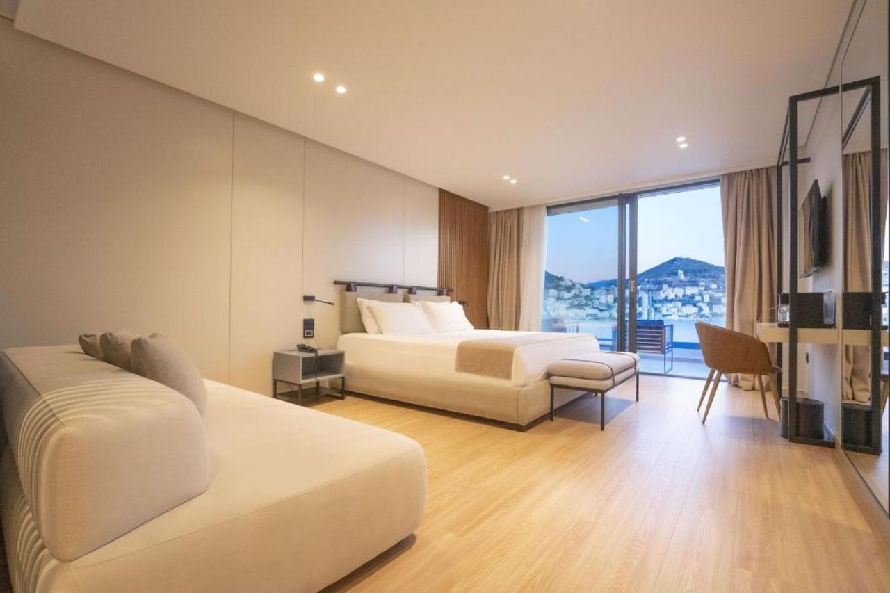 Yacht Premium Hotel