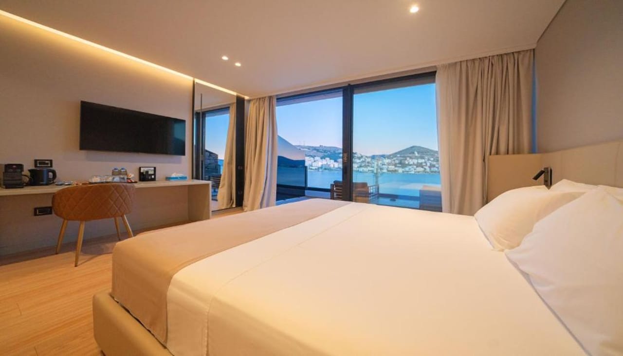 Yacht Premium Hotel