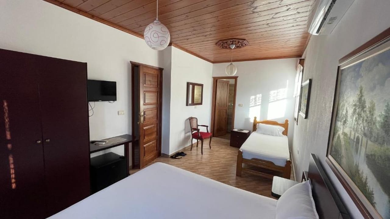 Denis House 1930 Cozy Private Rooms with Authentic Charm