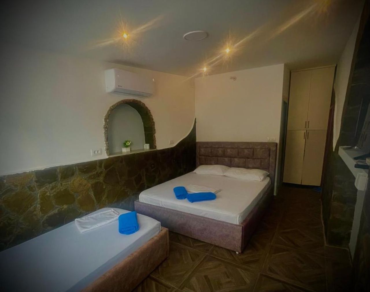 Ylli Rooms