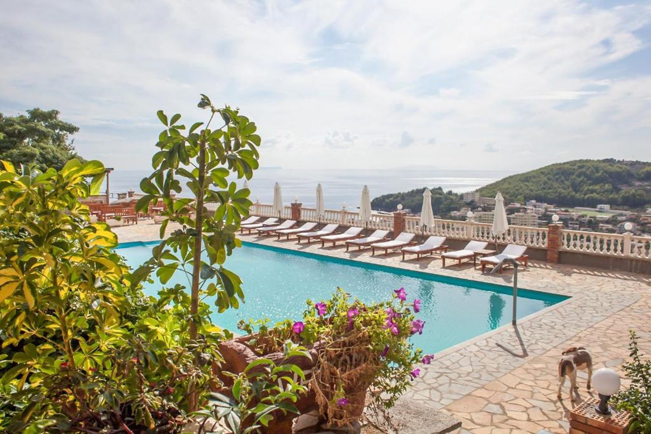 Apart-Hotel Llazari