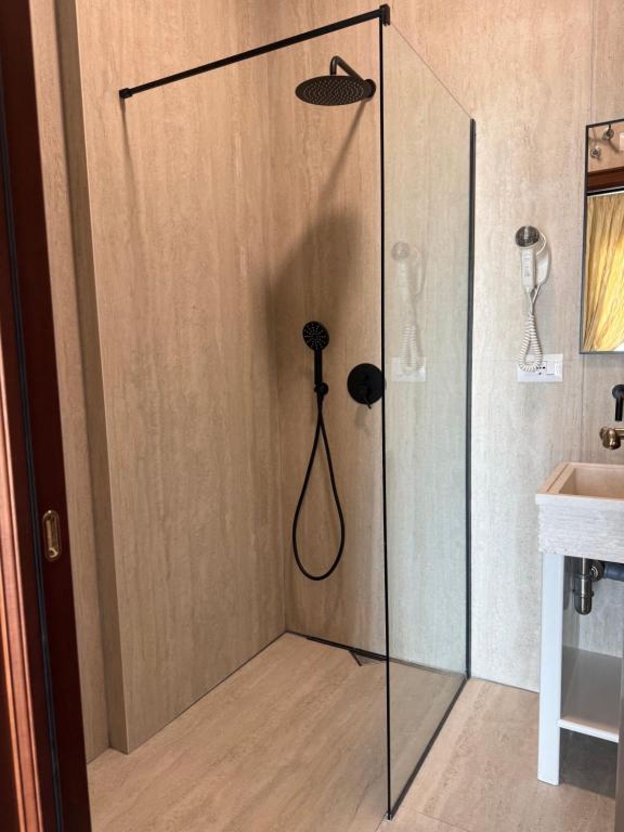 Fishta Hotel & Apartments