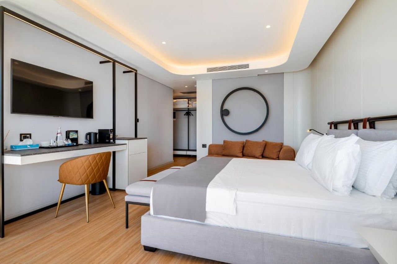 Yacht Premium Hotel