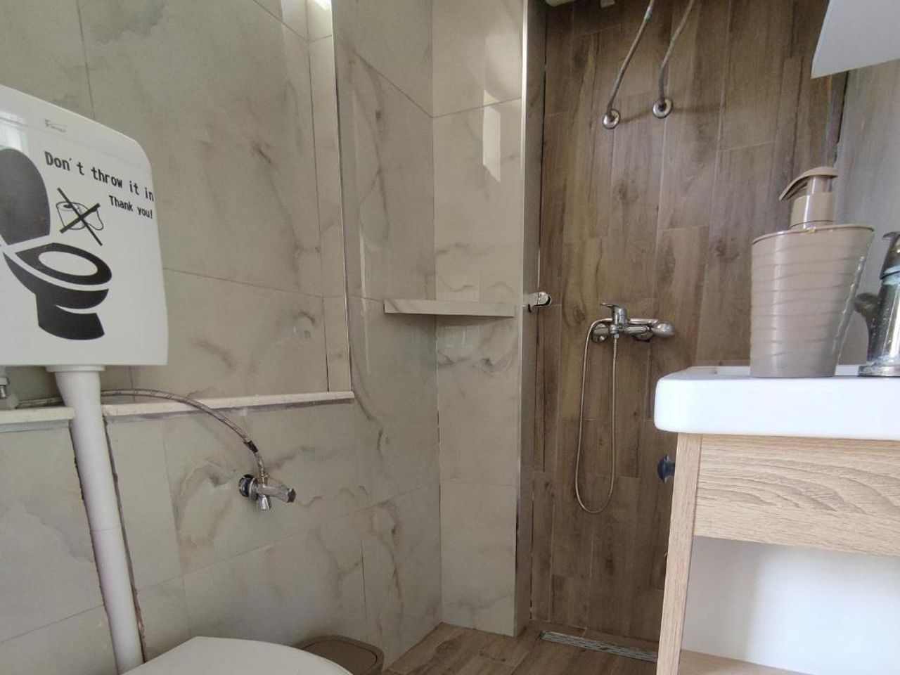 Ilirida-Swimming pool & garden view rooms for rent