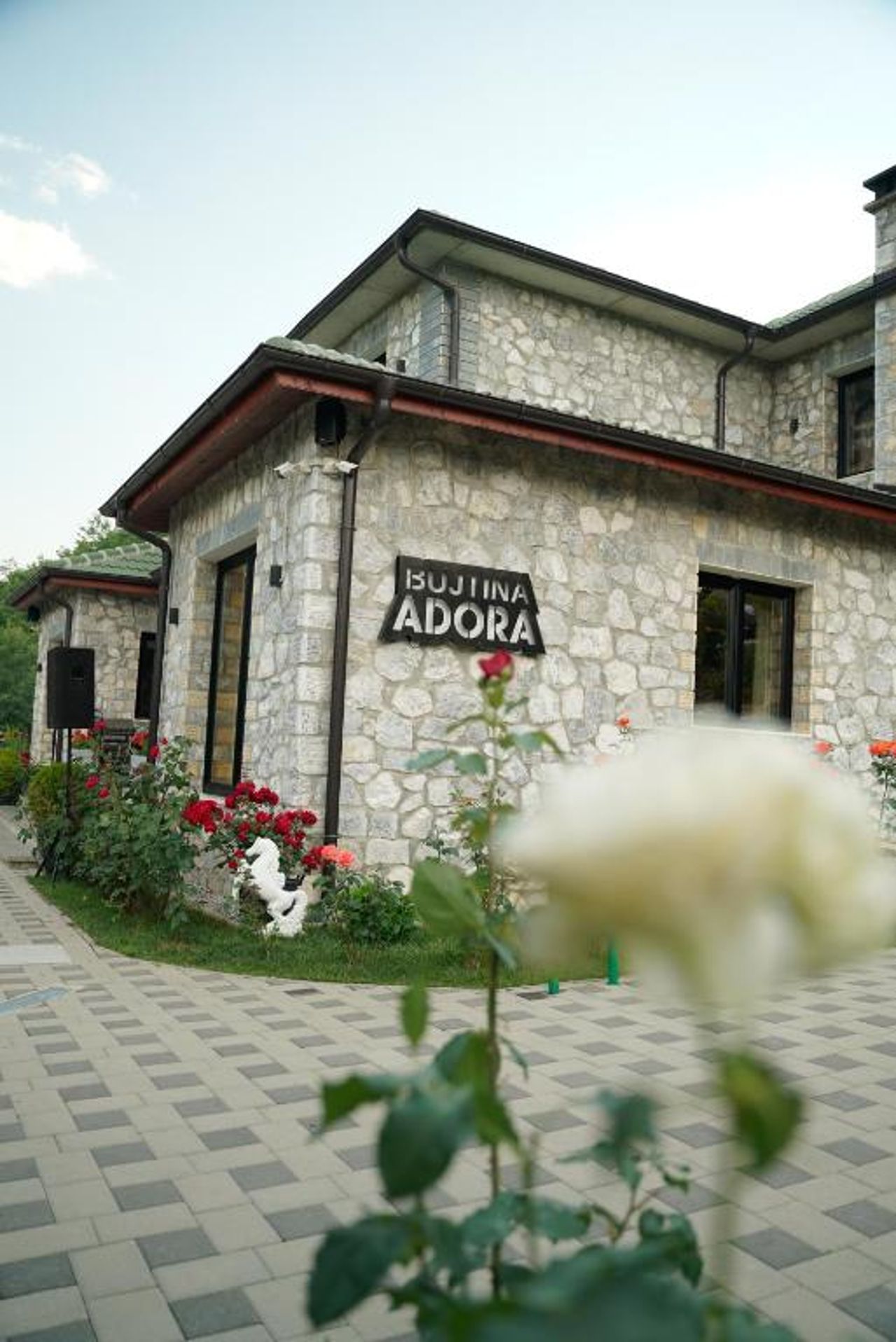 Bujtina Adora