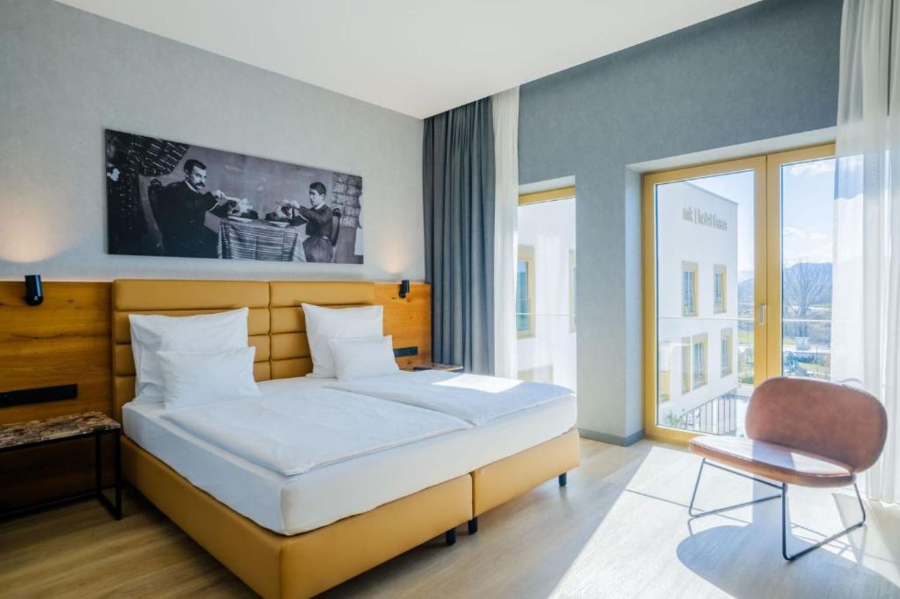 mk hotel tirana