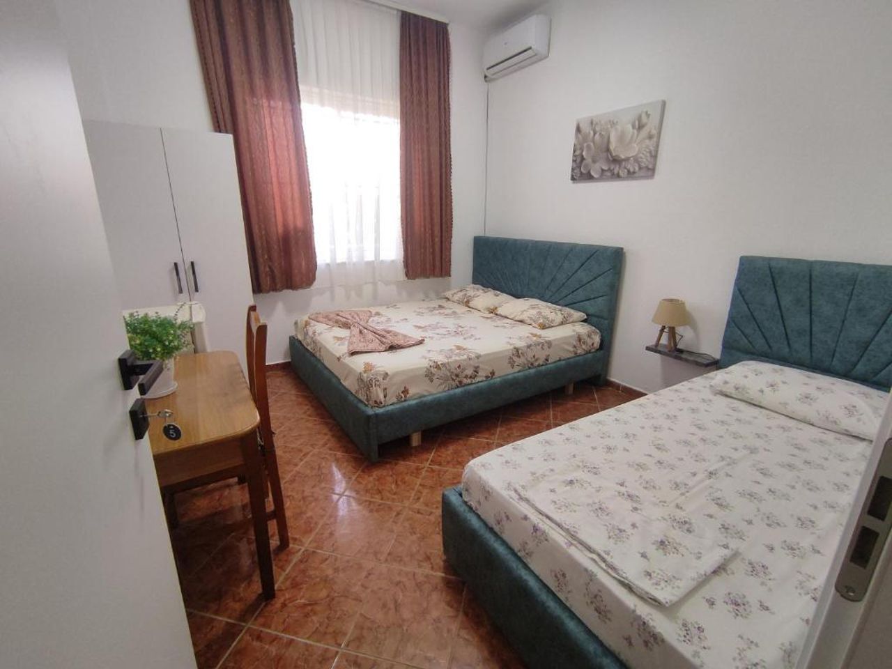 Ilirida-Swimming pool & garden view rooms for rent