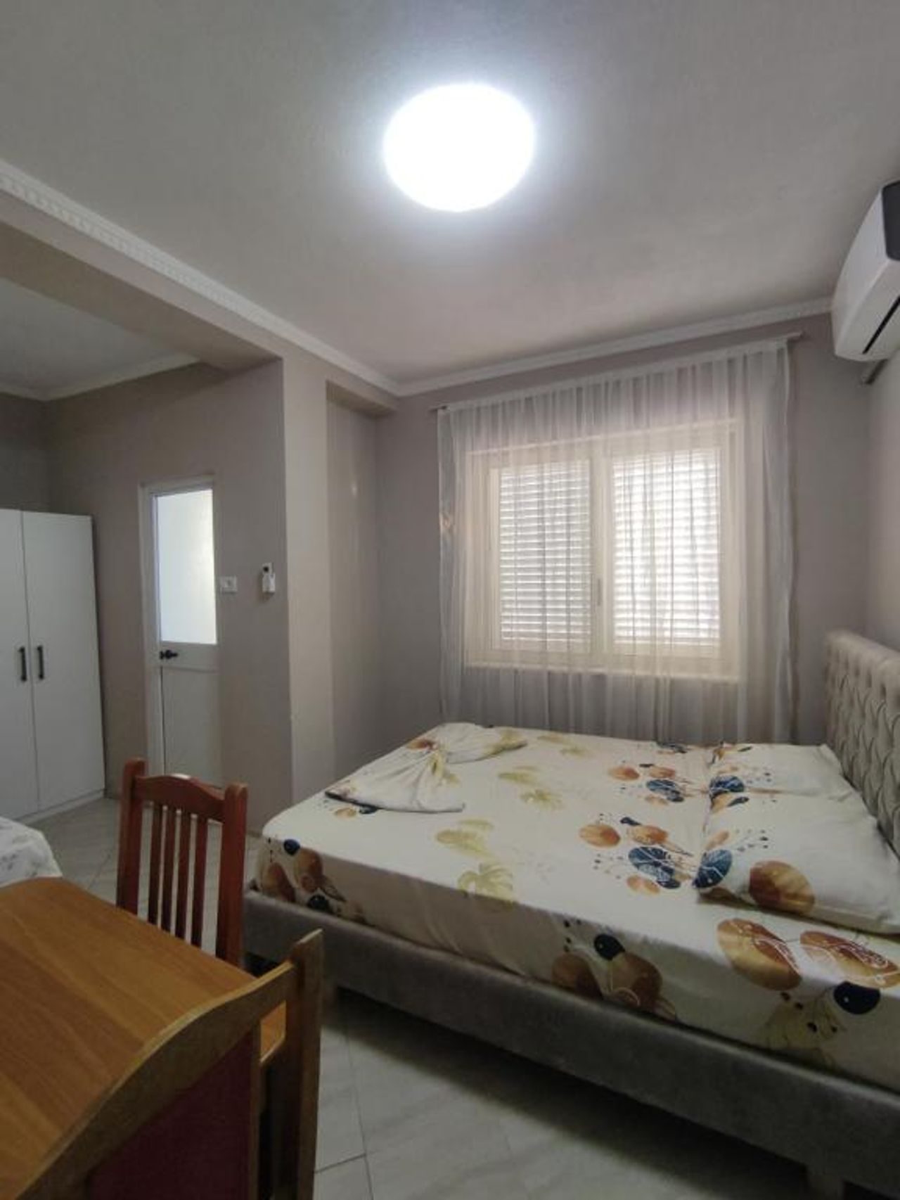 Ilirida-Swimming pool & garden view rooms for rent