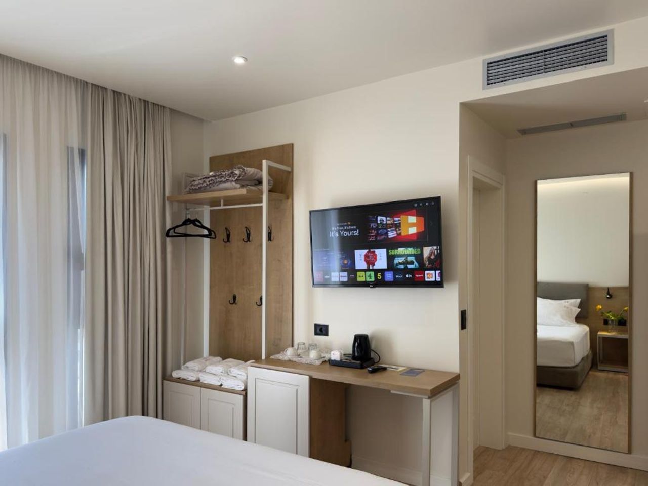 B&B Champagne, Vlore Bay
