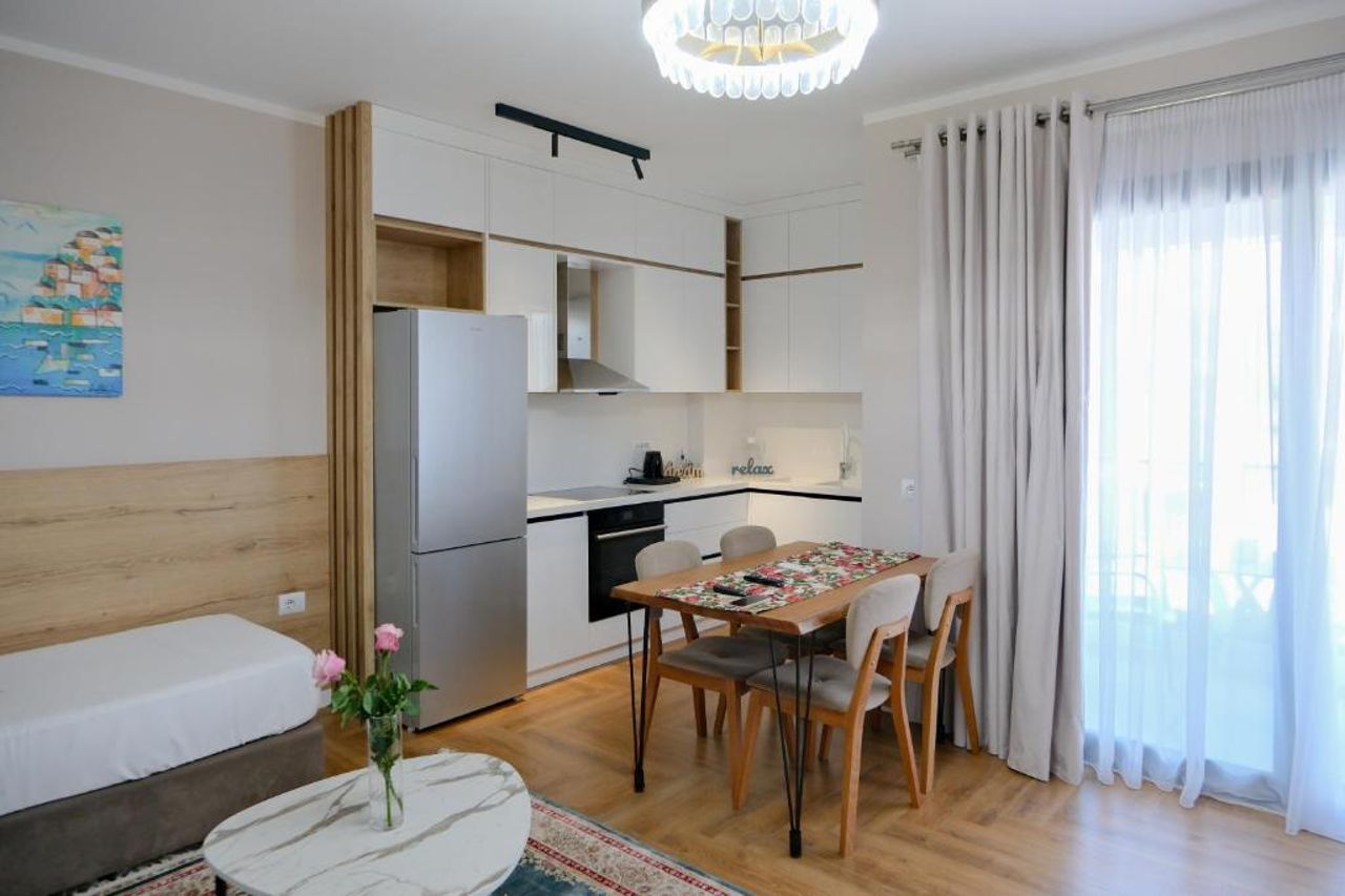 B&B Champagne, Vlore Bay