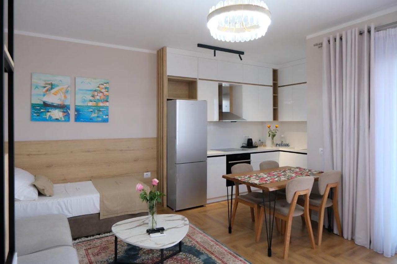 B&B Champagne, Vlore Bay