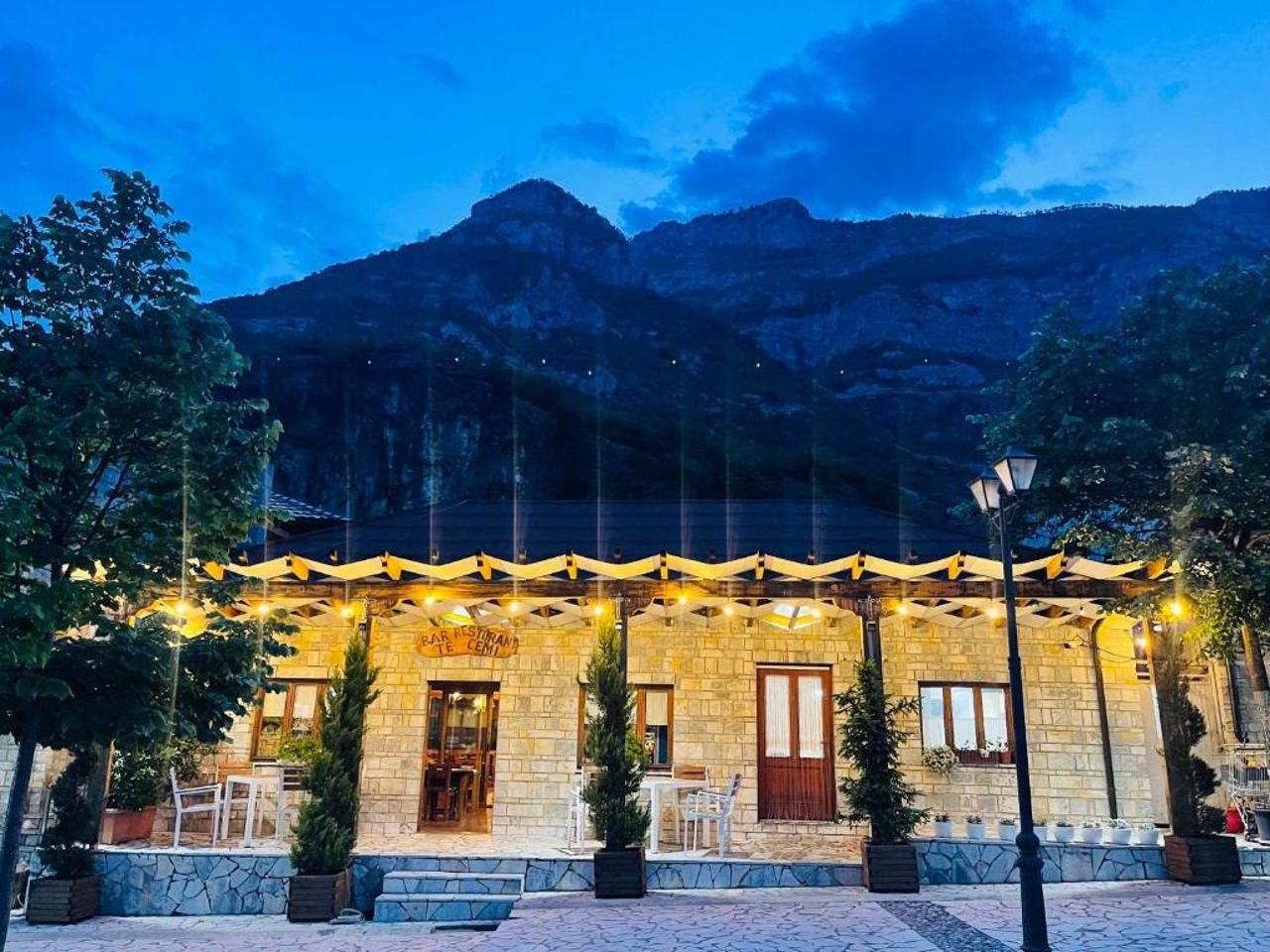Cemi Rooms - River View & Traditional Restaurant