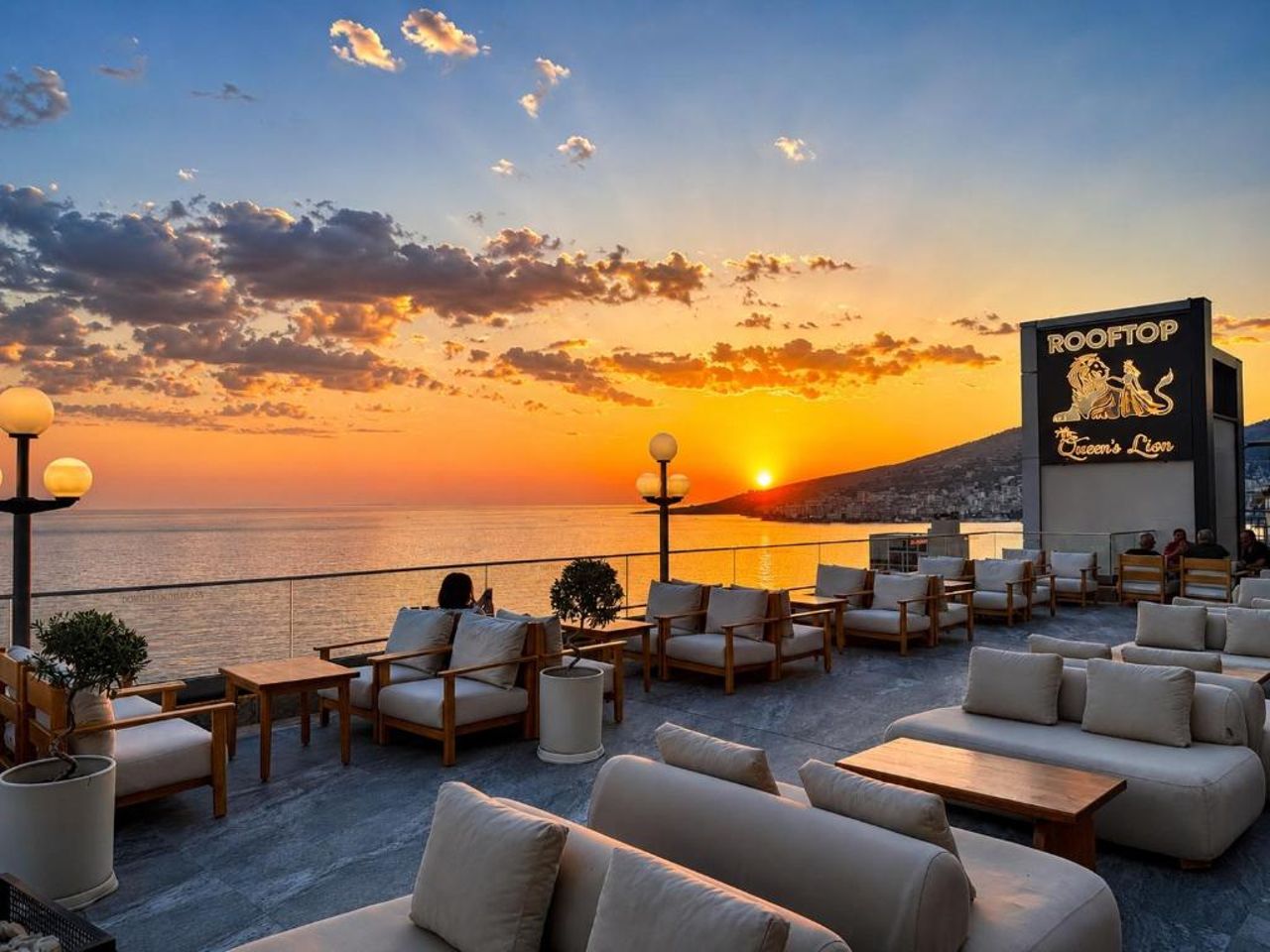 The Queen's Lion Premium HOTEL