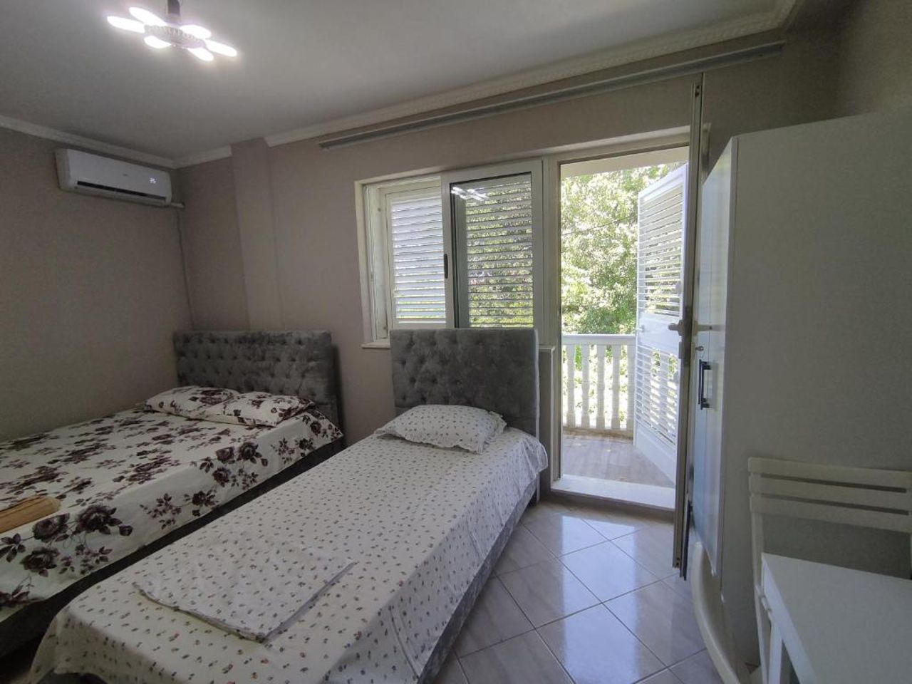 Ilirida-Swimming pool & garden view rooms for rent