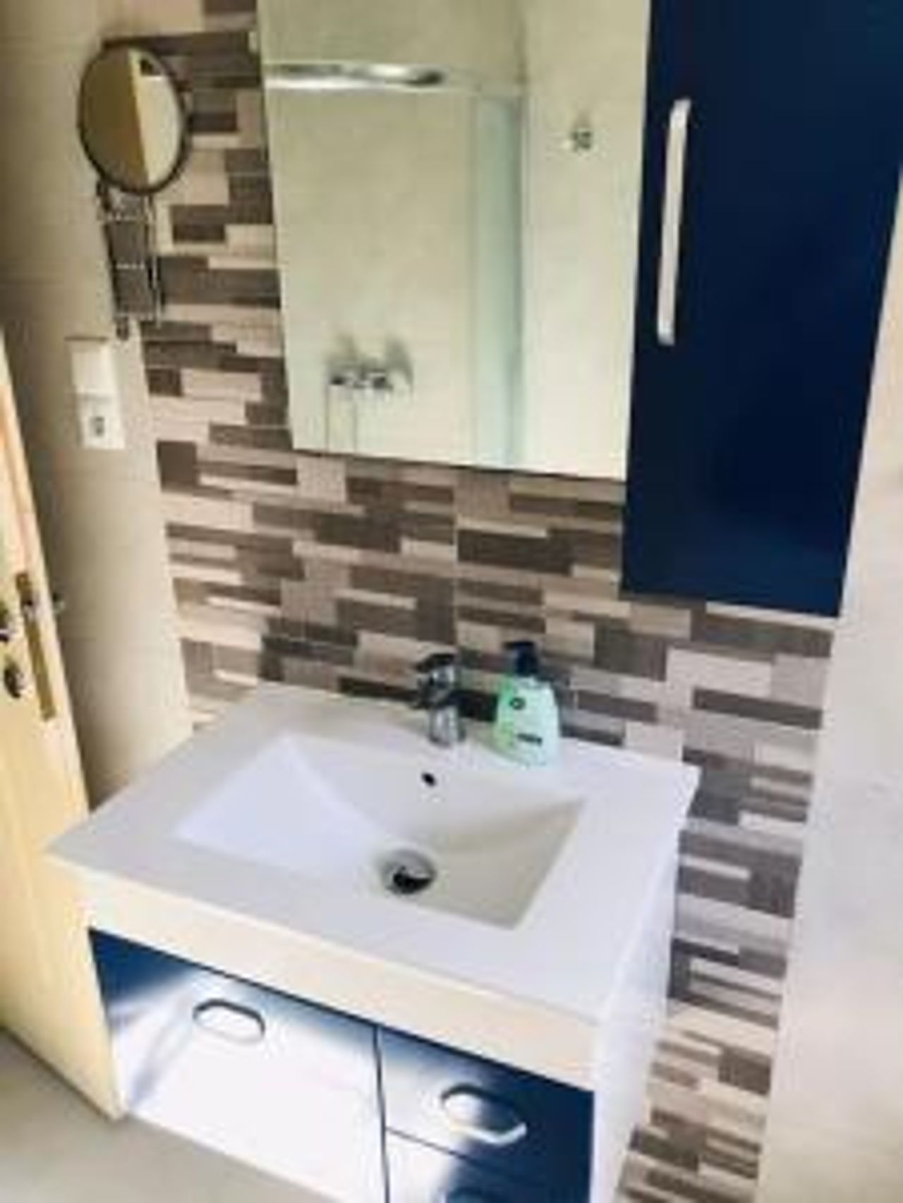 Modern apartment close to the beach,port & centre