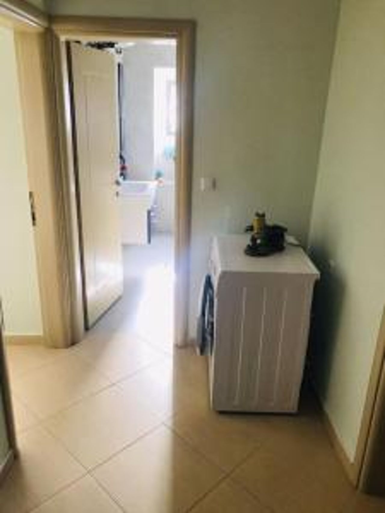 Modern apartment close to the beach,port & centre