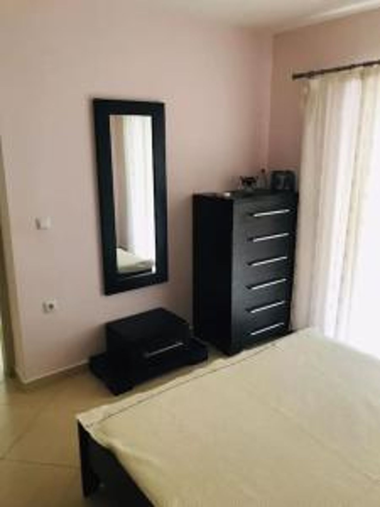 Modern apartment close to the beach,port & centre