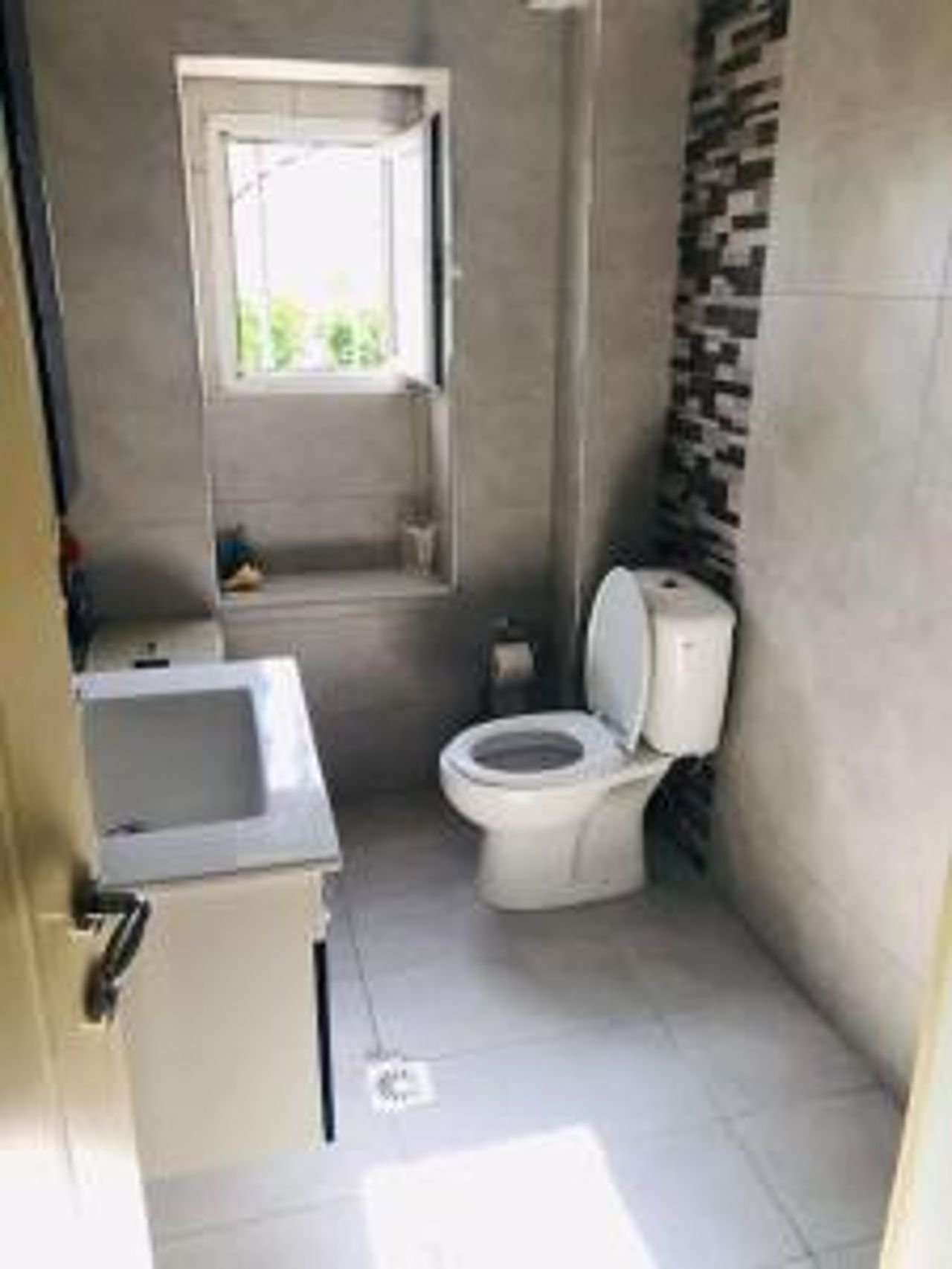 Modern apartment close to the beach,port & centre
