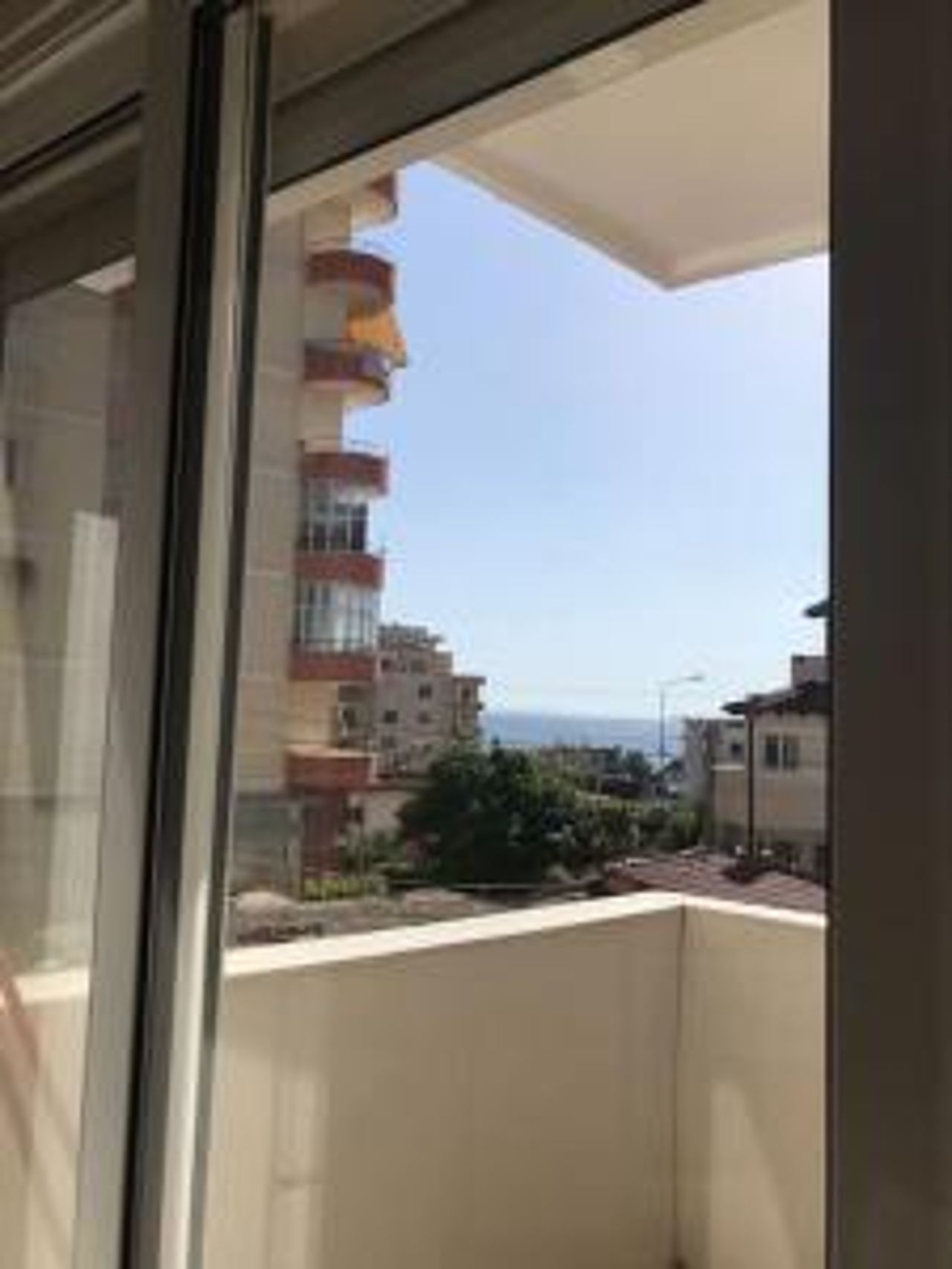 Modern apartment close to the beach,port & centre