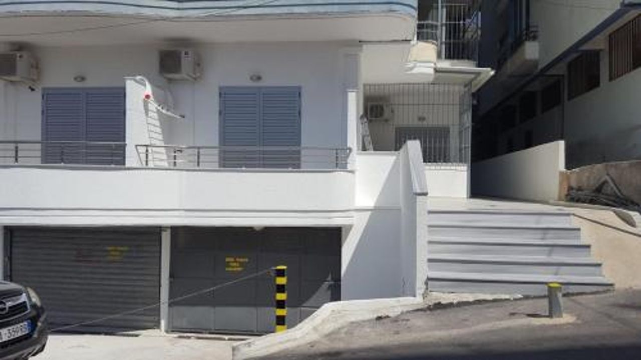 2 bedroom apartment 100m from beach
