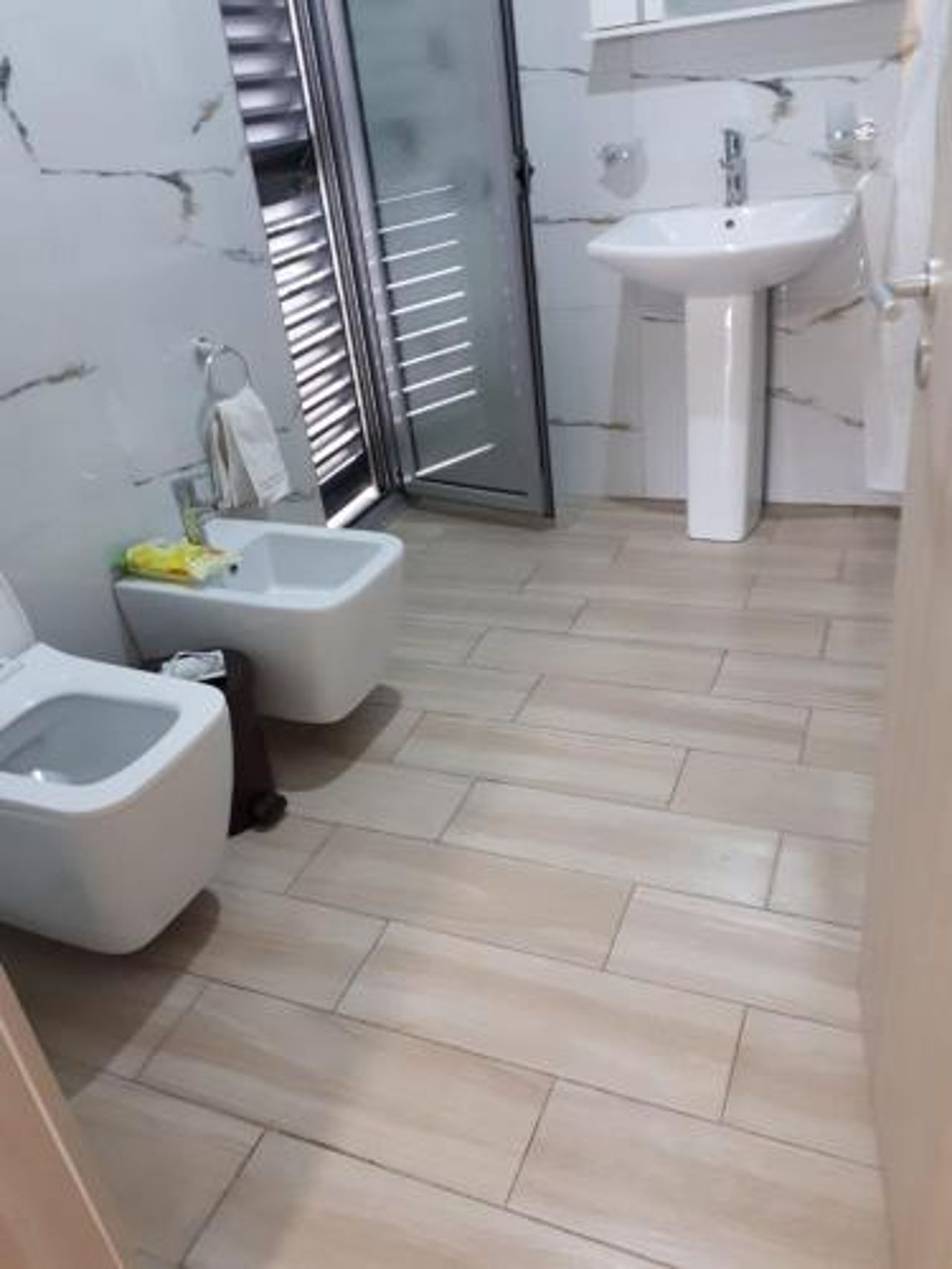 private house second floor 180 meters tarraca 180 meters with view 2 bedrooms, one double bedroom, separate kitchen, large large corridor, living room, banjo with balcony, closet and etjj.