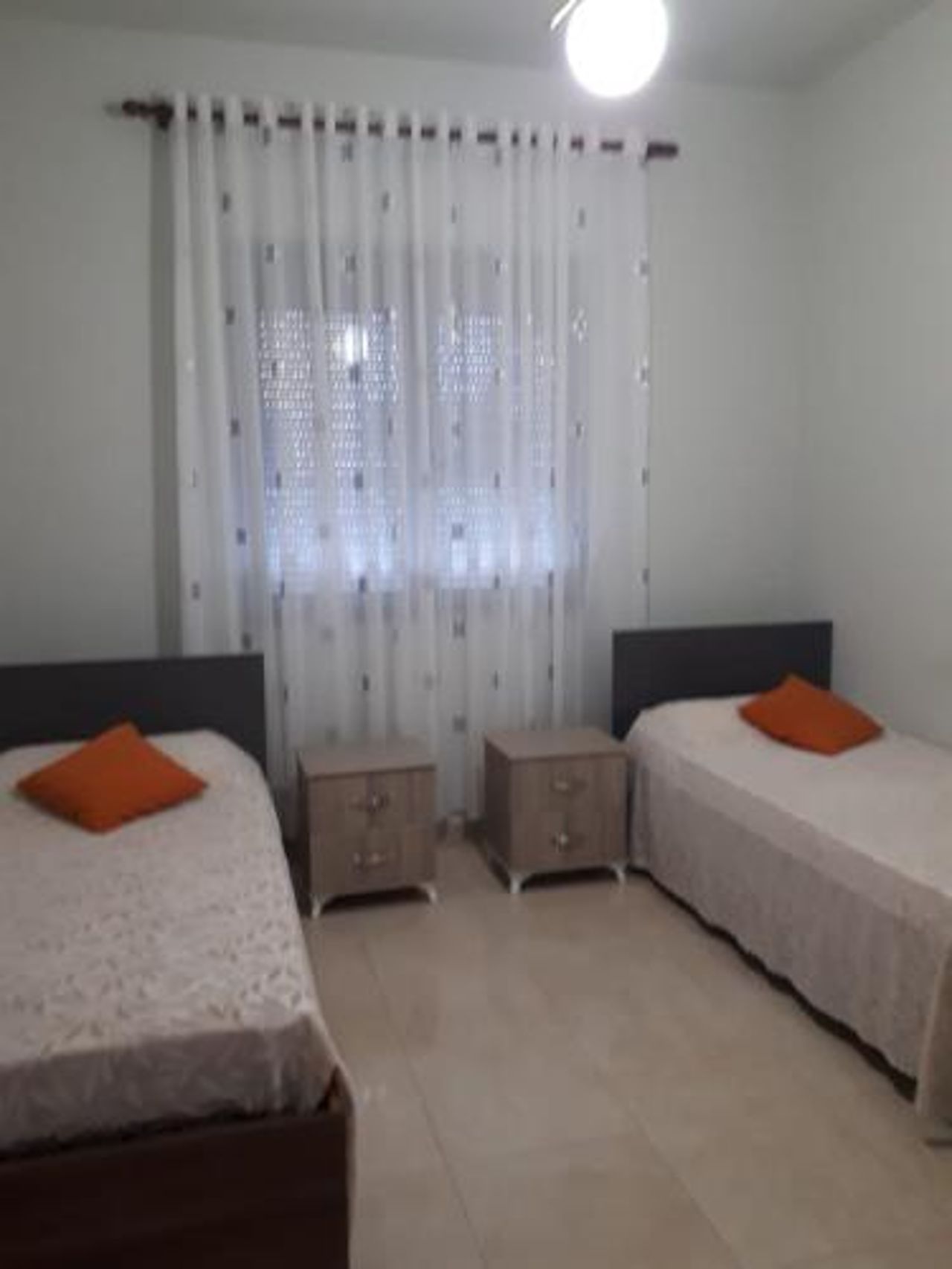 private house second floor 180 meters tarraca 180 meters with view 2 bedrooms, one double bedroom, separate kitchen, large large corridor, living room, banjo with balcony, closet and etjj.