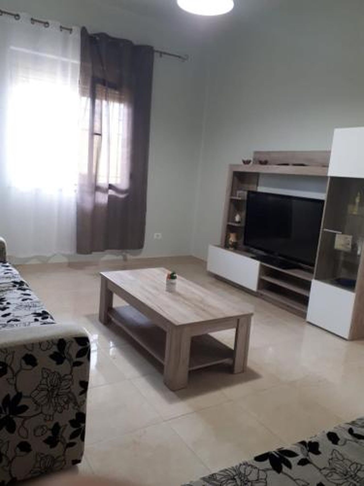 private house second floor 180 meters tarraca 180 meters with view 2 bedrooms, one double bedroom, separate kitchen, large large corridor, living room, banjo with balcony, closet and etjj.