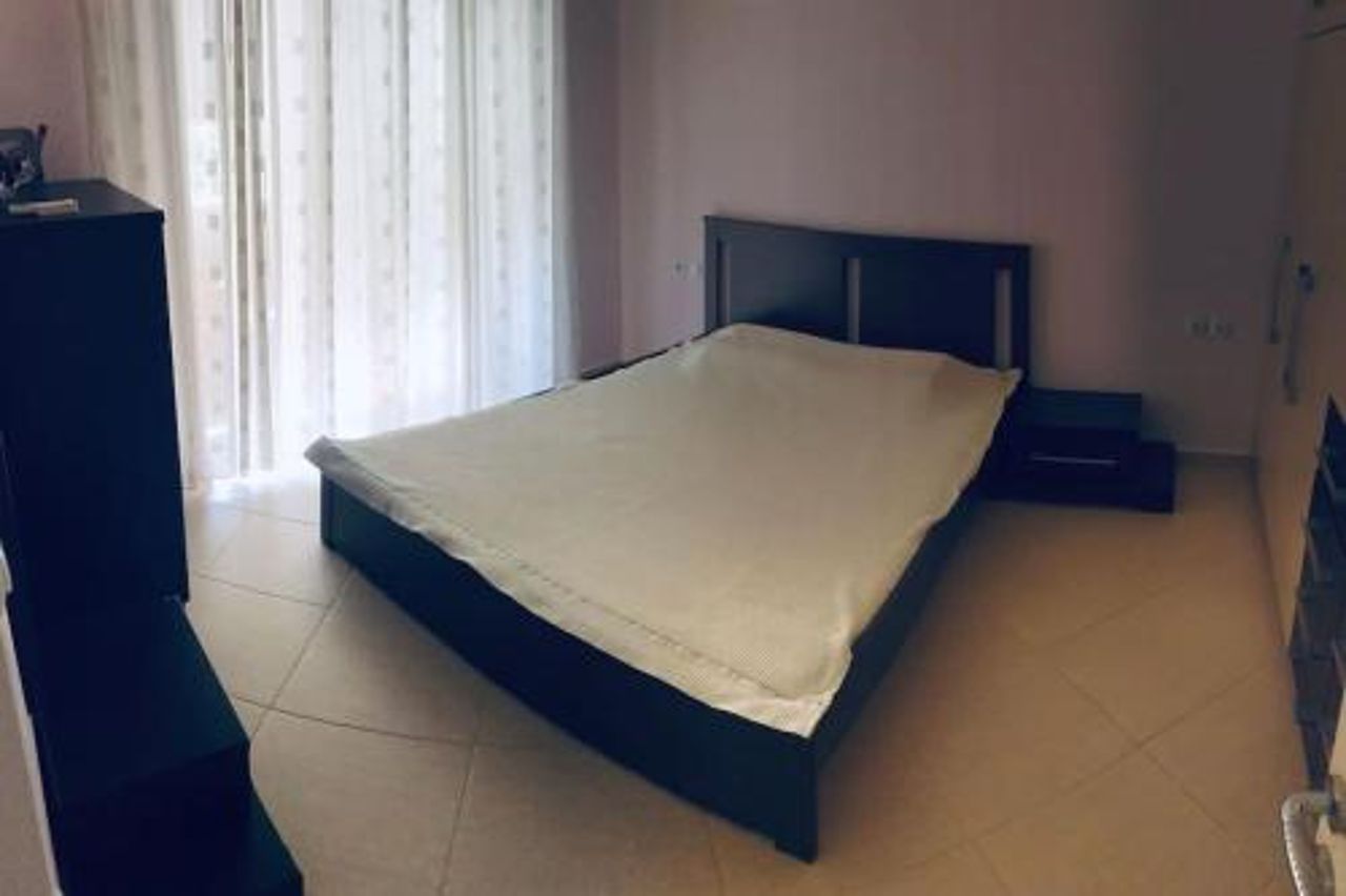 Modern apartment close to the beach,port & centre