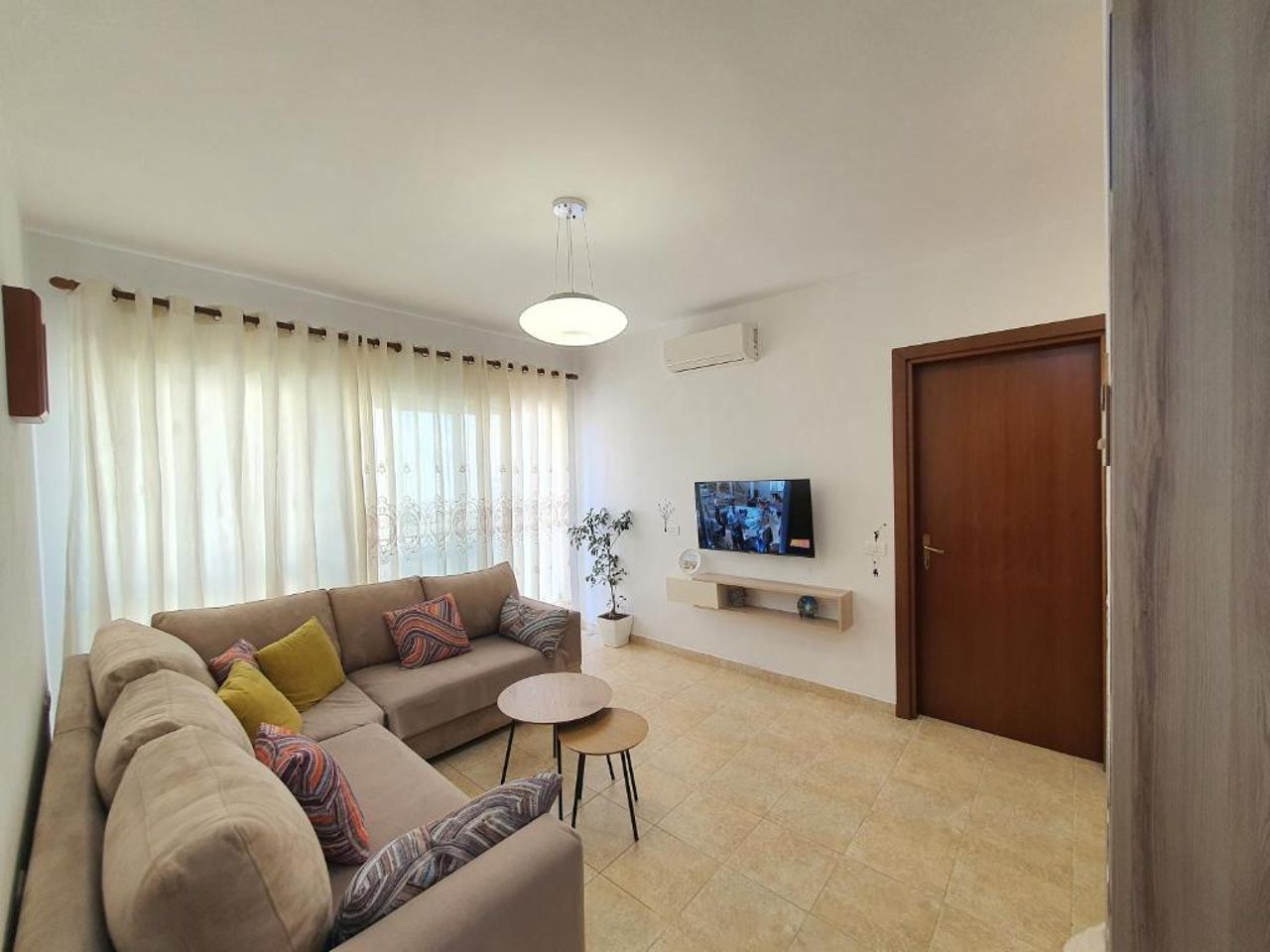 Cozy 1 Bedroom apartment near parks, cafes & restaurants