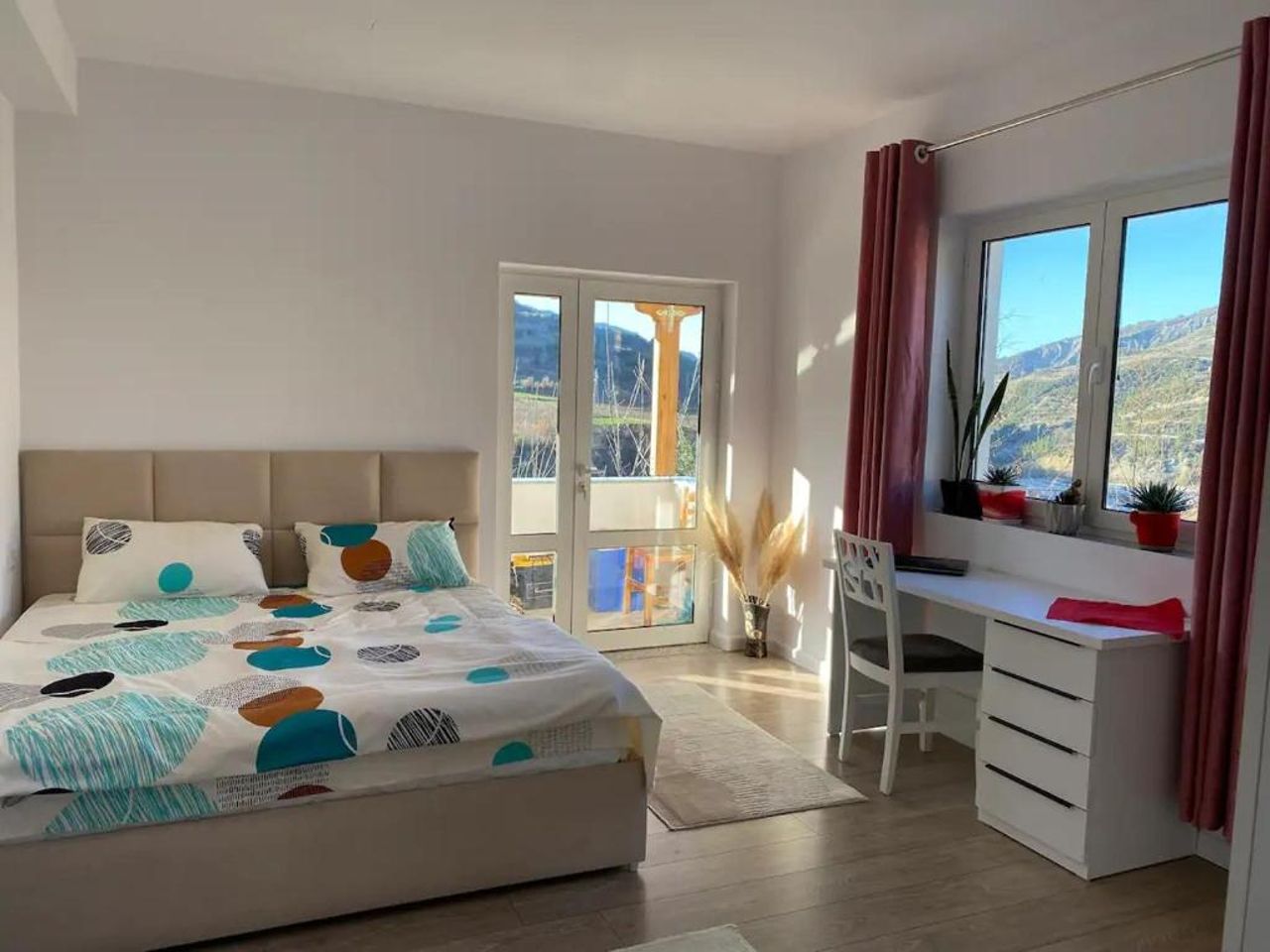 Großes und schönes Zimmer mit Balkon