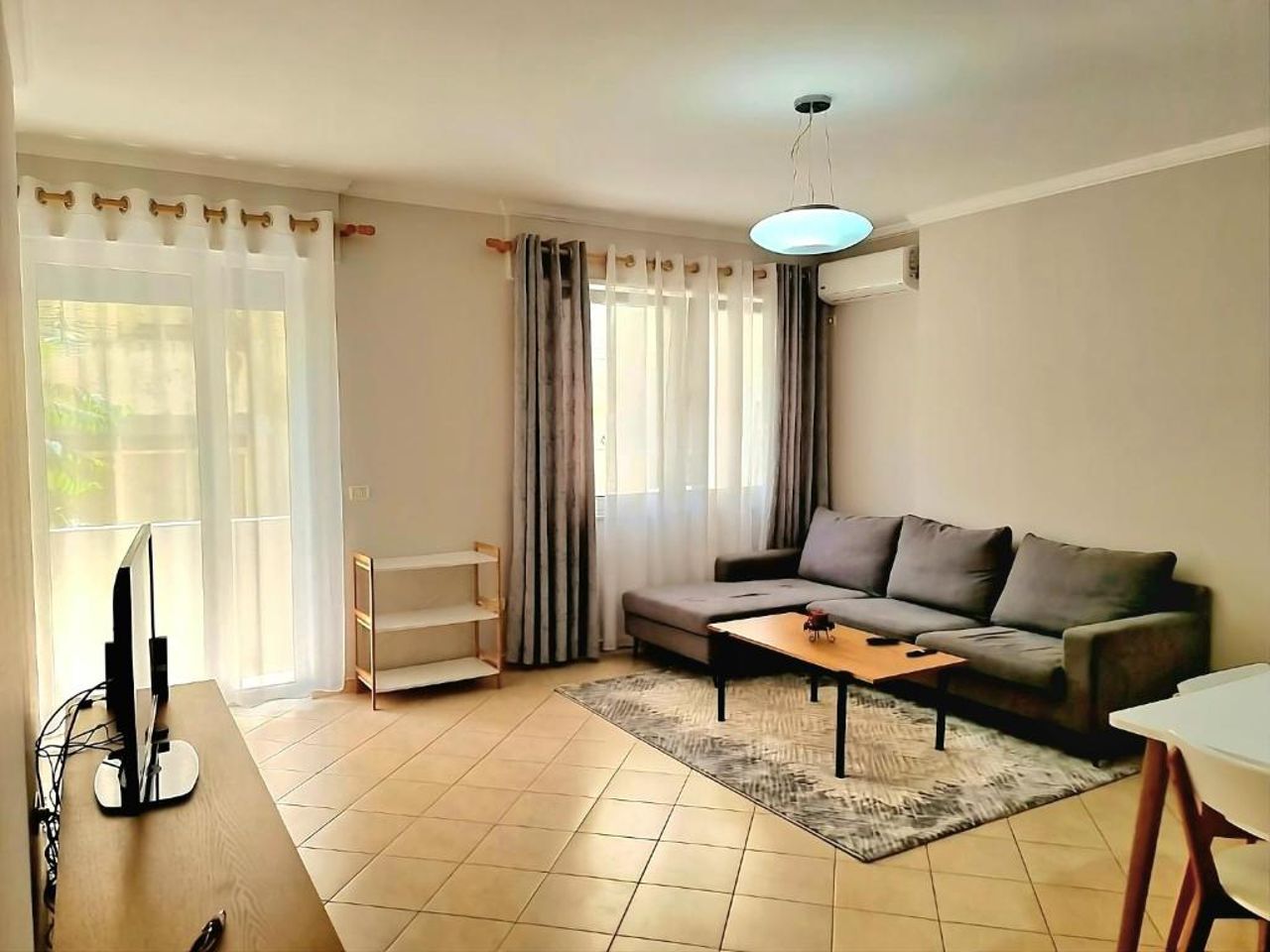 Quiet & spacious city center apartment – 4 min walk