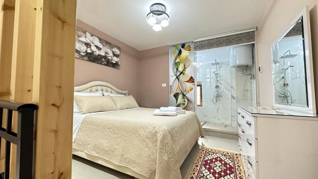 Duplex Mino, Pazari i Vjetër Korçë